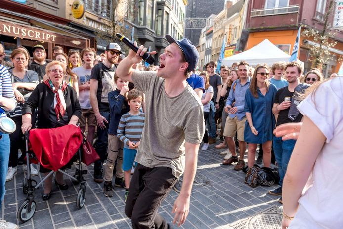 Archiefbeeld - Rapper Brihang treedt tussen het publiek in de Langestraat op.