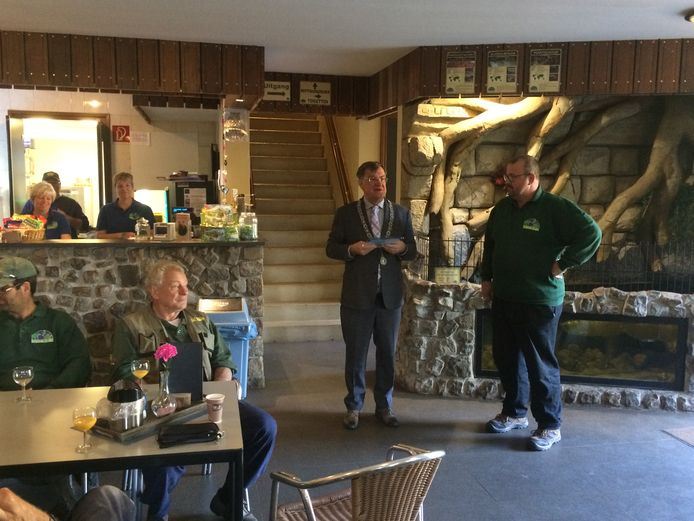 Burgemeester Hellegers (links) met de plaquette van Green Key voor directeur Eeg Manders van dierentuin Zie-ZOO.