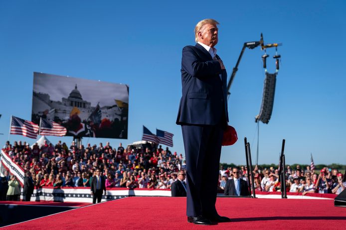 De Amerikaanse oud-president Trump tijdens een campagnerally in Texas, waar beelden werden afgespeeld van de bestorming van het Capitool onder begeleiding van het lied 'Justice for All'.
