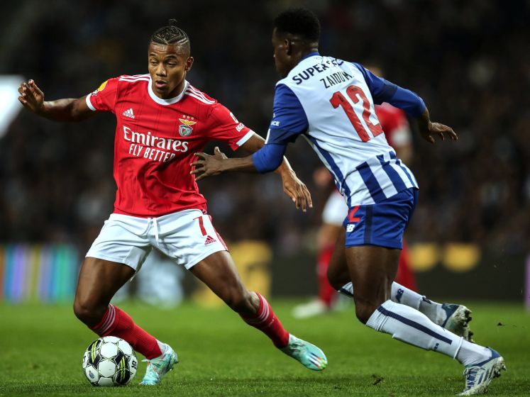 Schmidt en Neres winnen topper en slaan gat met Benfica