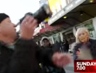 Migranten vallen Australische cameraploeg in Stockholm aan