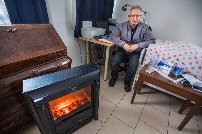 Bewoners van Transvaal zitten al jaren in de kou. Bewoner Arnaud van der Veere schafte ruim twee jaar geleden om die reden een elektrisch kacheltje aan. Nu heeft hij petroleumkachels in huis gehaald om de woning te verwarmen.