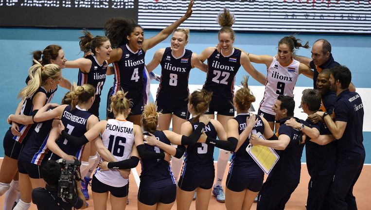 Volleybalsters vieren in mei hun overwinning op Italië. Beeld epa