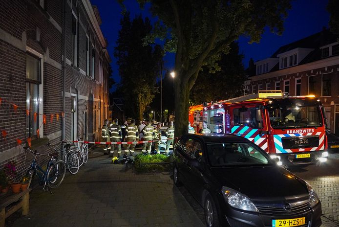 De brandweer bij het pand aan de Oranjestraat waar vermoedelijk brand werd gesticht achter de voordeur.,
