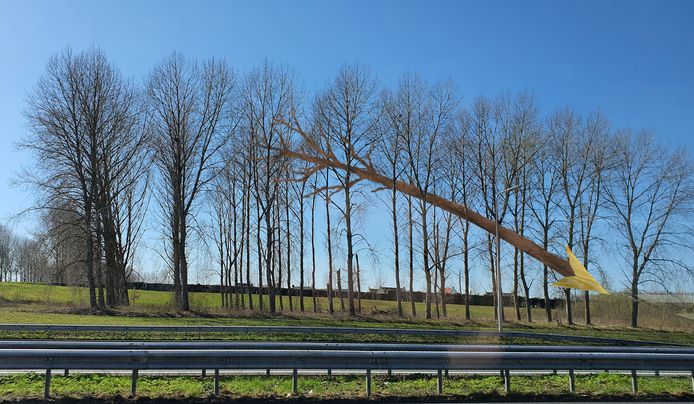 In Best komen drie nieuwe, in het oog springende kunstwerken. Dit werk, 'Boompijl', komt vlakbij de op- en afrit van de A2.