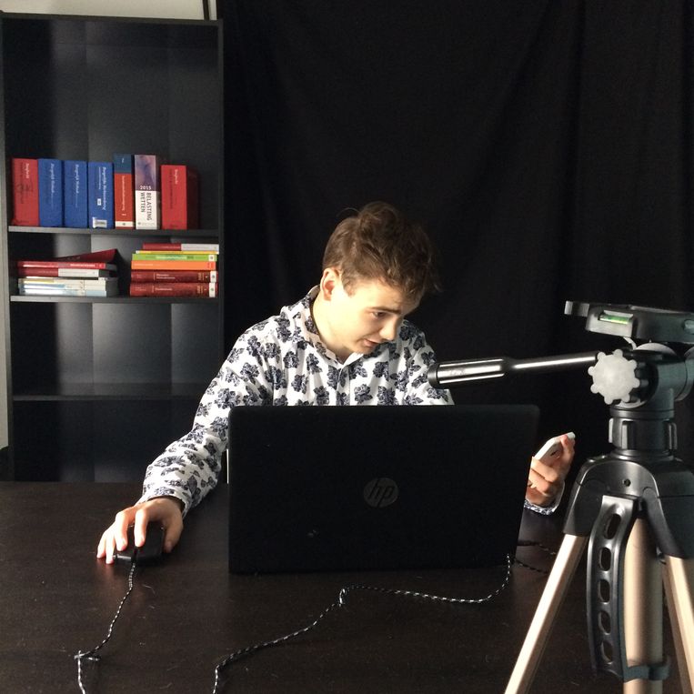 YouTuber Sven van der Meulen in zijn zelfgebouwde studio Beeld YouTuber Sven van der Meulen in zijn zelfgebouwde studio