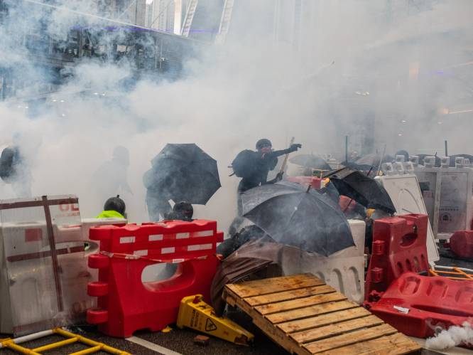 Politie Hongkong raakt slaags met demonstranten: 36 arrestaties, onder wie kind van twaalf