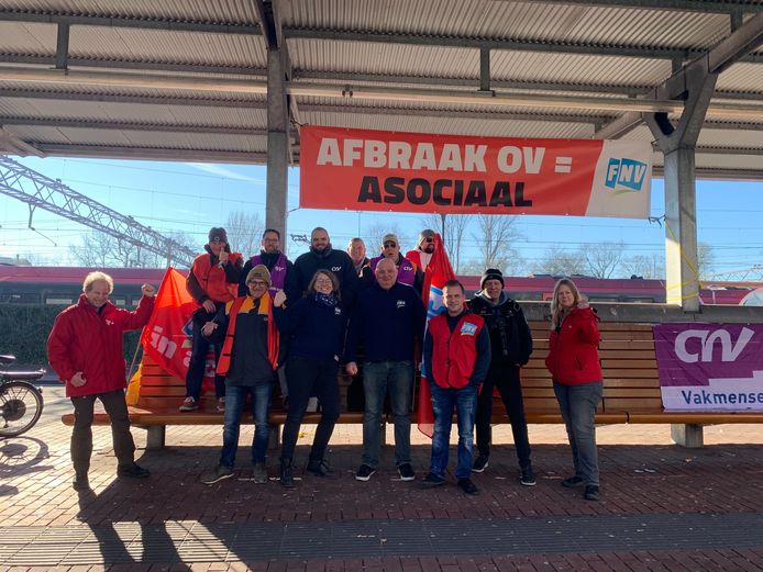 De stakers, woensdagmiddag bij het Centraal Station van Dordrecht.