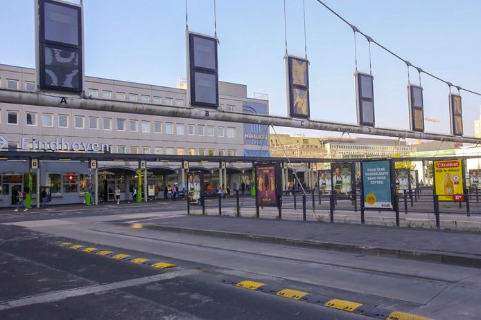Busstation Neckerspoel in Eindhoven met gebouw Noordzicht; eigenaar ASR en NS maken plannen om dit pand te vergroten met enkele verdiepingen.
