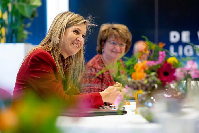 Koningin Máxima en SER-voorzitter Mariëtte Hamer tijdens een werkbezoek aan de regio Gelderse Vallei bij het Veenendaalse Info Support.