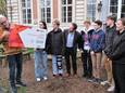 Gedeputeerde voor Milieu Jan De Haes overhandigt in de buitenklas een 'Groene Oase'-subsidie aan de zesdejaars met het keuzevak 'Milieu op school'. Met het geld zullen de leerlingen de speelplaatsen van BimSem groener maken. Met ook directeur Jürgen Huyghe en de begeleidende leerkracht.