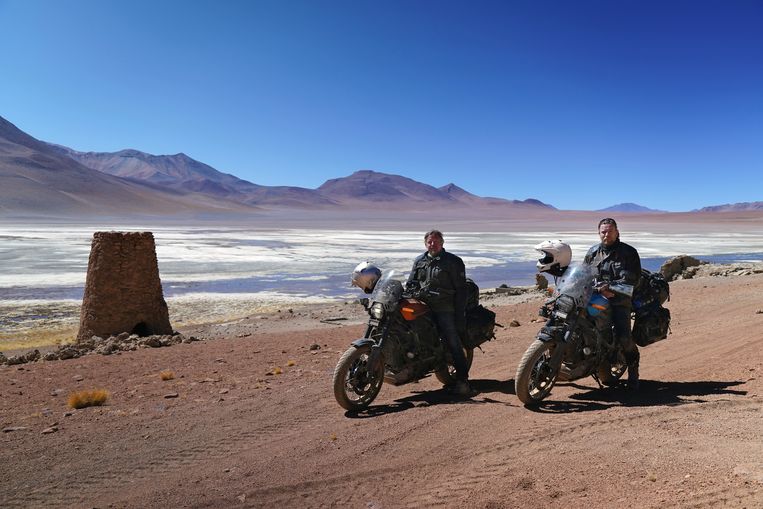Charley Boorman (links) en Ewan McGregor in ‘Long Way Up’. Beeld Apple TV Plus
