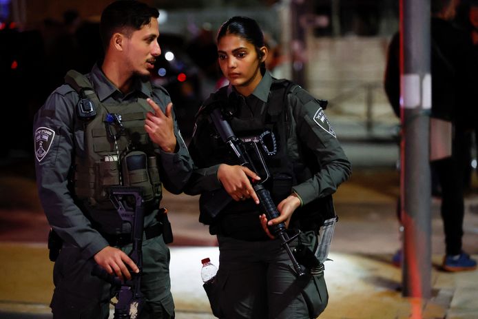 De sfeer in Jeruzalem is gespannen nadat gisteren een schutter het vuur opende op mensen die een synagoge verlieten. Daarbij kwamen zeven mensen om het leven.