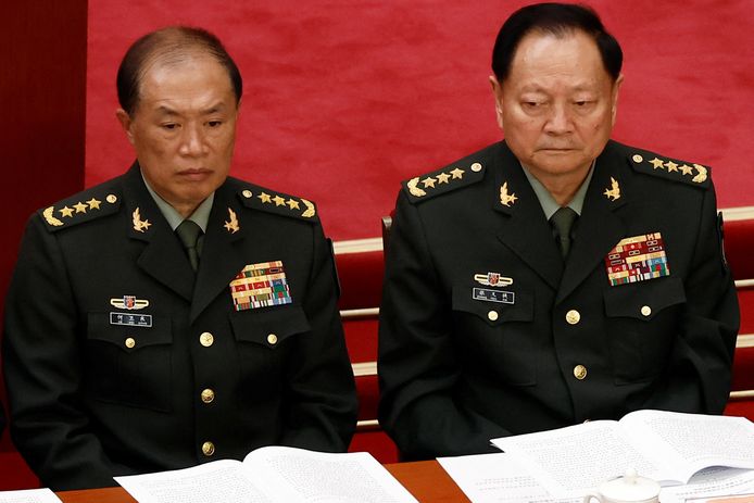 He Weidong en Zhang Youxia, vicevoorzitters van de centrale militaire commissie van de Chinese Communistische Partij bij de openingssessie van de jaarlijkse vergadering van het Nationaal Volkscongres.