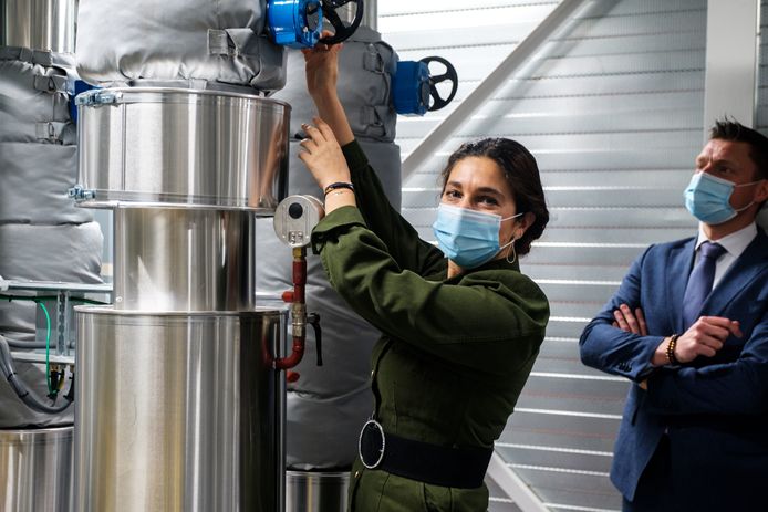 Minister van Energie Zuhal Demir (N-VA) draait de kraan van het coöperatieve warmtenet Warmte Verzilverd open.