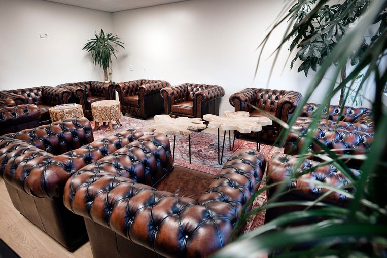 Chesterfieldfauteuils in de lerarenkamer van het Haga Lyceum. Beeld Guus Dubbelman