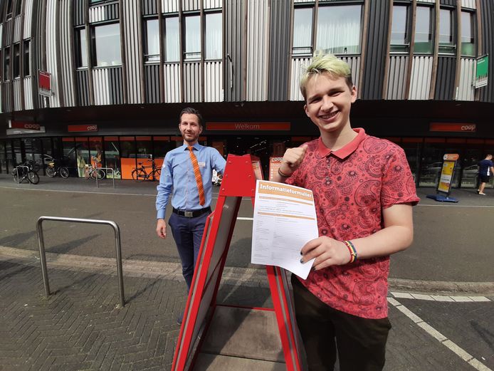 Lars is helemaal blij, hij kan weer aan het werk achter de kassa