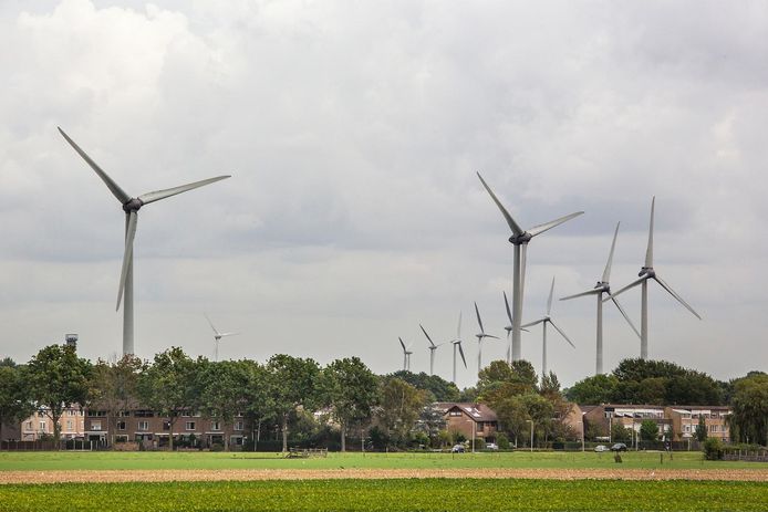 Windturbines vlak onder Rotterdam in Geervliet en Heenvliet.