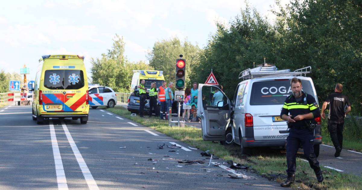 Gewonde bij kop-staartbotsing Belt-Schutsloot, traumahelikopter assisteert.