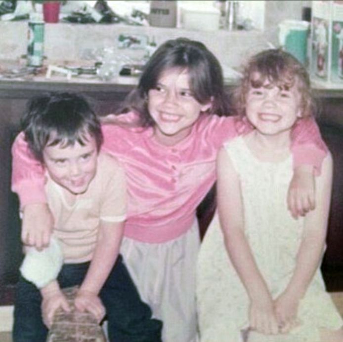 Victoria Beckham (midden) deelde deze foto uit de oude doos.