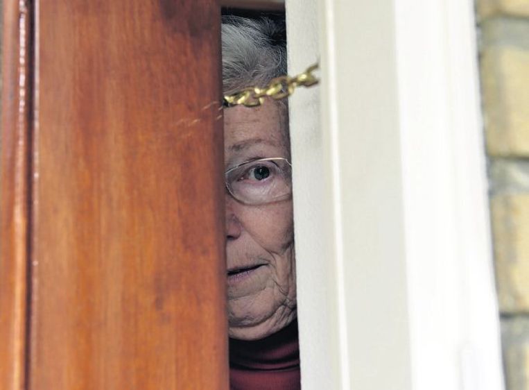 Een kierstandhouder kan ervoor zorgen dat oplichters die aan de deur komen niet meteen binnen staan. Beeld Frank Muller, Hollandse Hoogte