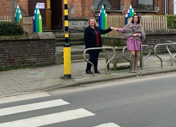Gemeenteraadsleden Marjan Rouseré en Valerie Deknock zouden in De Klijte graag een regenboogzebrapad zien verschijnen.