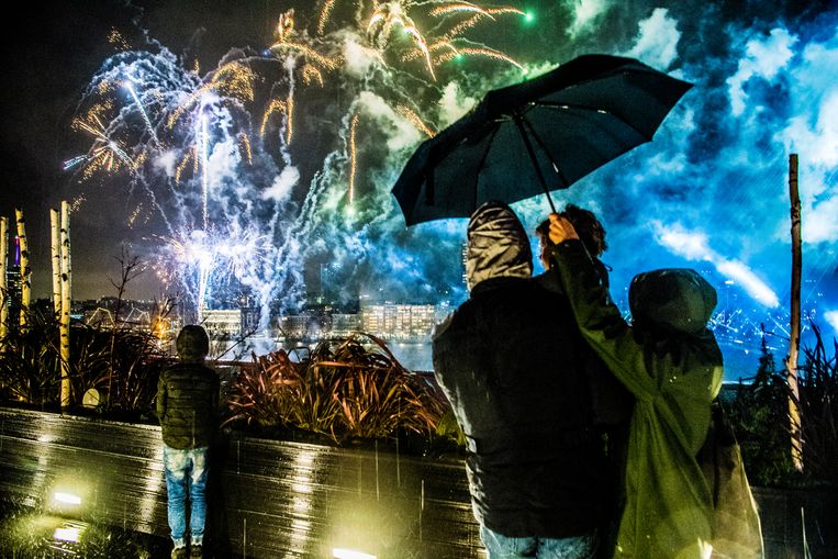 Het Nationale Kindervuurwerk voor de Erasmusbrug.  Beeld ANP