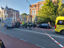 Alle hulpdiensten zijn paraat op de Groesbeekseweg in Nijmegen waar een verdacht pakket is gevonden voor een studentenhuis.
