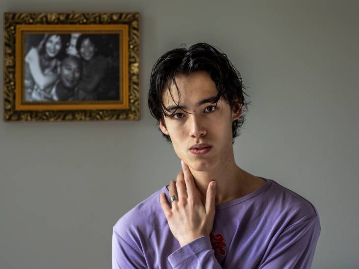 Olivier (19) zou doorbreken als topmodel, tot zijn vader ziek werd en overleed: ‘Mijn toekomst ligt in de zorg’