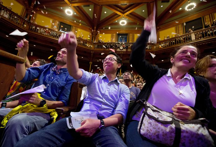 Papieren vliegtuigjes uit het publiek, het is een traditie bij de uitreiking van de Ig Nobel award ceremonies, hier op de Harvard University in Cambridge.
