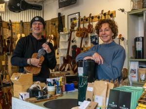 Anja en Leon verkopen koffie en gitaren in hetzelfde pand: 'We duwen elkaar een beetje'