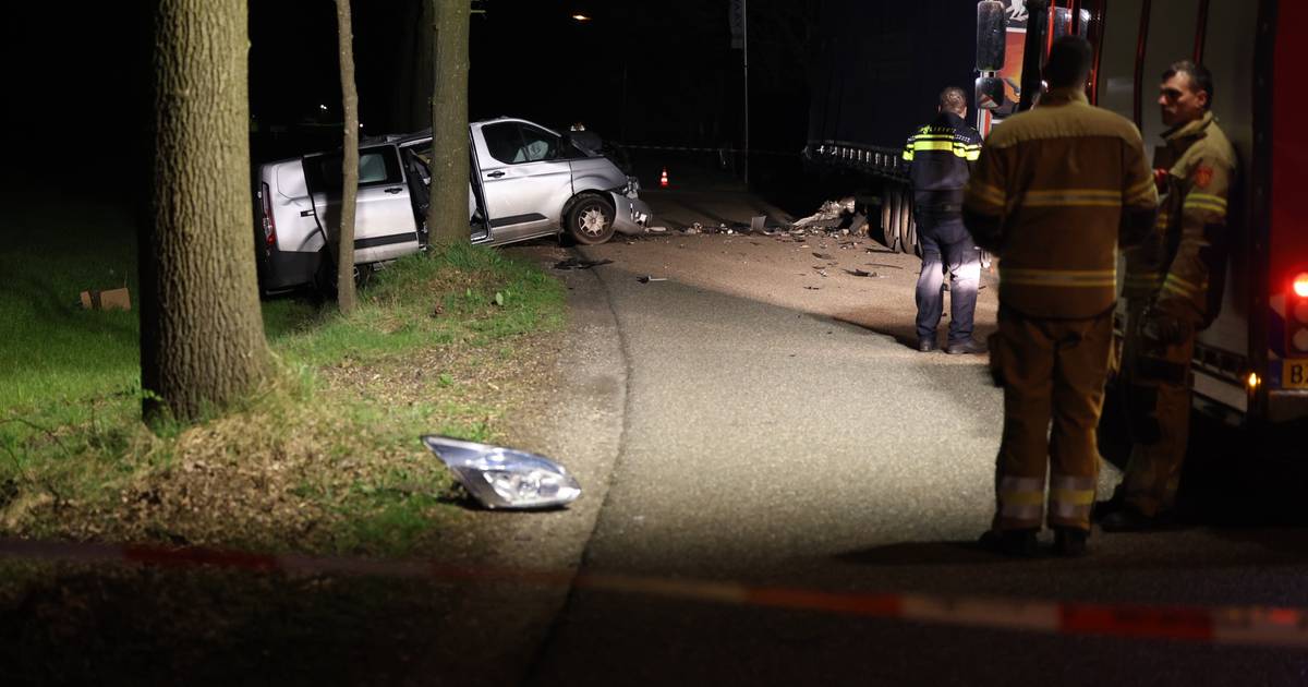Automobilist overleden bij ongeluk in Schijndel, botste op stilstaande vrachtwagentrailer.