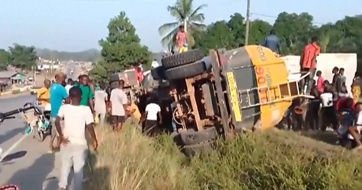 Grievous images show how a tanker truck explodes while people are draining fuel: at least 40 dead |  outside