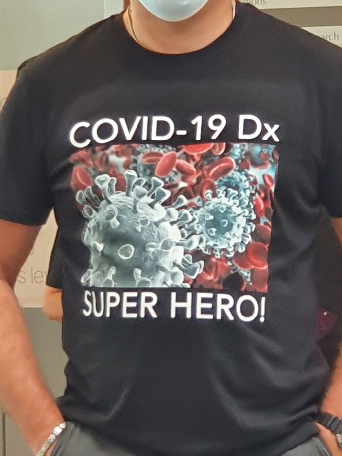 De medewerkers die mee hebben gewerkt rond COVID-19 dragen allemaal dit t-shirt.