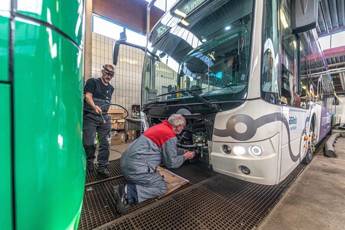 Een monteur sleutelt aan een defecte elektrische bus van Keolis. Het bedrijf wordt al lang geplaagd door slecht functionerende bussen gemaakt door het de Chinese bussenbouwer BYD.