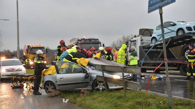 Zwaargewonde uit auto geknipt na aanrijding op Zevenbergseweg, kinderen niet ernstig gewond