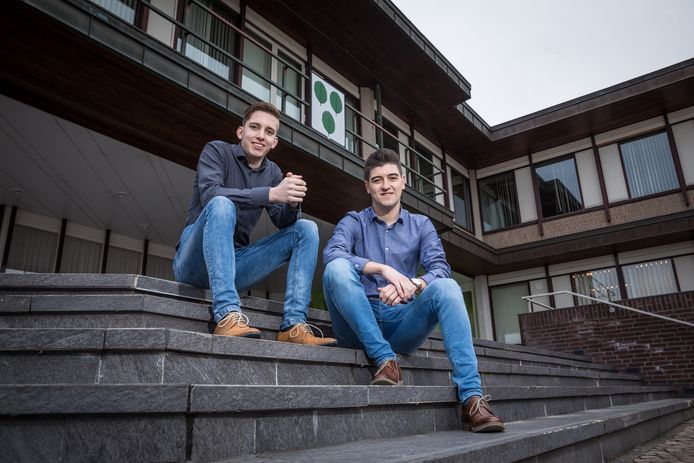 Tom de Nooijer (links) en Eljakim Doorneweerd werden beiden gekozen in de raad van Oldebroek. De Nooijer werd gisteravond beëdigd: hij moest wachten tot zijn 18e verjaardag.