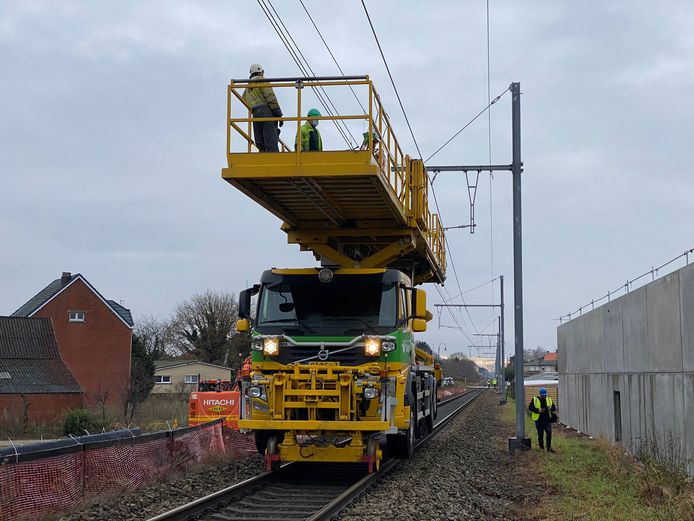 Arbeiders van Infrabel voeren dit weekend werken uit aan de nieuwe bovenleiding voor de spoorwegverbinding tussen Mol en Hasselt. De werken vonden plaats in Balen. Tegen eind 2022 moeten er voor het eerst elektrische treinen rijden op dat traject.