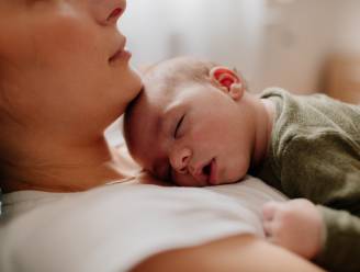 Tips van een coach om je baby te laten doorslapen: “Tutjes zijn geen goed idee”