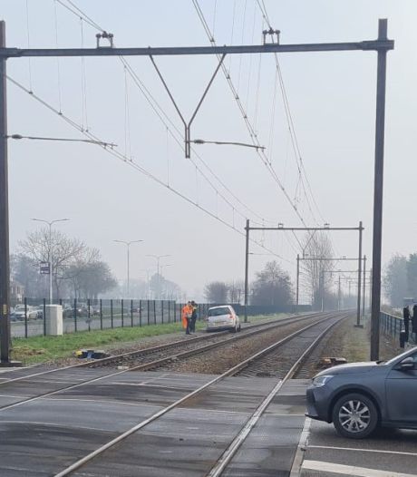 Auto rijdt zich vast op spoor in Goes, dienstregeling tussen Vlissingen en Roosendaal aangepast