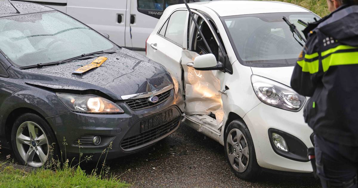 Vrouw raakt gewond bij botsing tussen twee autos: ongeval leidt tot file.