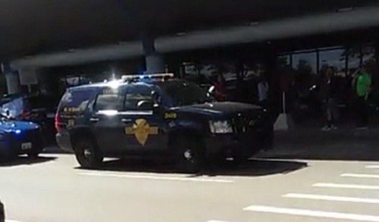 Een politiewagen voor Bishop Airport in Flint, Michigan vanmorgen (lokale tijd). Beeld Facebook