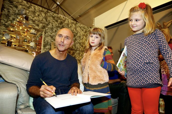 Illustrator Philip Hopman signeert tijdens de presentatie van het nieuwe kinderboek Ties en Trijntje in december van Yvon Jaspers.