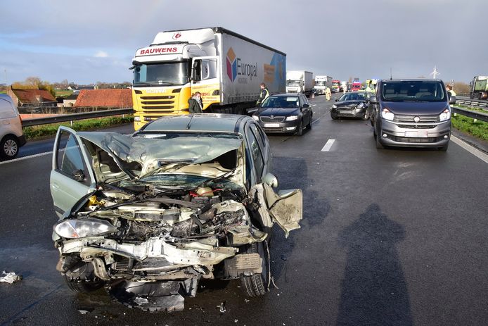 Op de voorgrond: de Renault Mégane die een kettingbotsing veroorzaakte op de E430, in een file die was ontstaan na een eerder ongeval.