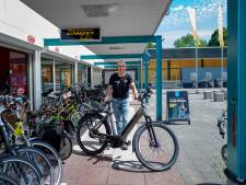 Bekende Nijmeegse fietsenmaker Sjaak Scheepers (66) houdt er binnenkort mee op: ‘Fysiek wil het niet meer zo’