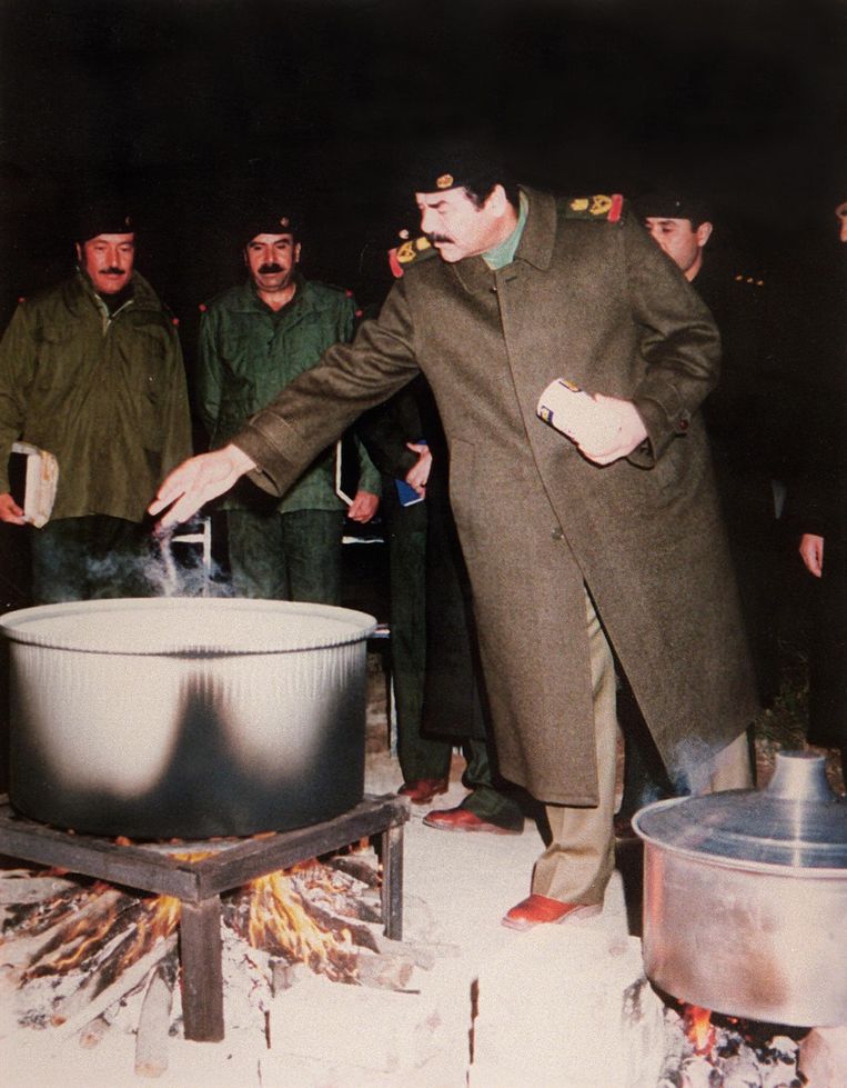 Saddam Hoessein kookt soep voor zijn troepen, 1991. Beeld BELGAIMAGE