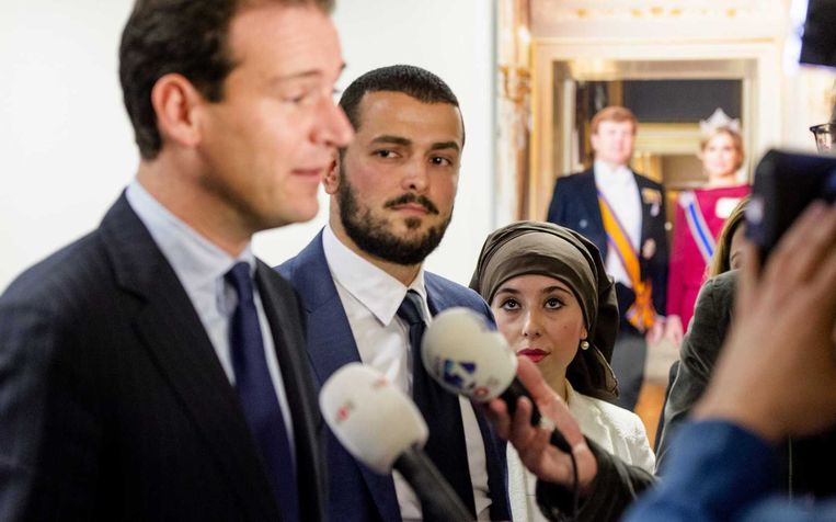 Cemil Yilmaz (M), woordvoerder van een groep Turkse jongeren, kijkt toe hoe minister Lodewijk Asscher (L) van Sociale Zaken op zijn ministerie de pers toespreekt. De jongeren bieden de minister een petitie aan naar aanleiding van zijn reactie op een onderzoek naar steun van Turkse jongeren aan IS. Beeld anp