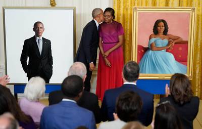 Avec humour et gravité, les Obama dévoilent leurs portraits à la Maison Blanche