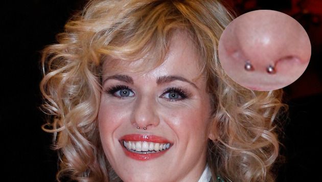 K3 S Josje Op Rode Loper Met Neuspiercing Show Ad Nl