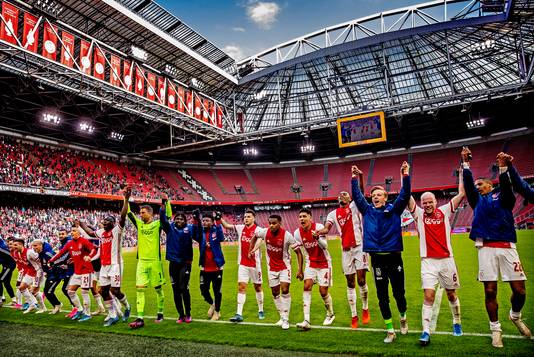 De spelers van Ajax, onder wie Sébastien Haller, bedanken het aanwezige publiek.